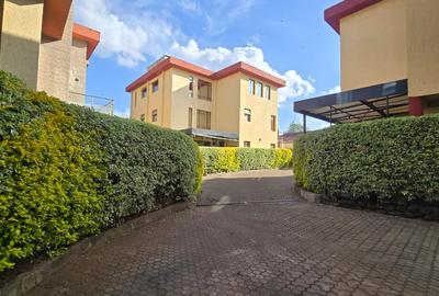 5 Bed House with En Suite in Lavington - 4