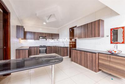 4 Bed Apartment with En Suite in Parklands - 2