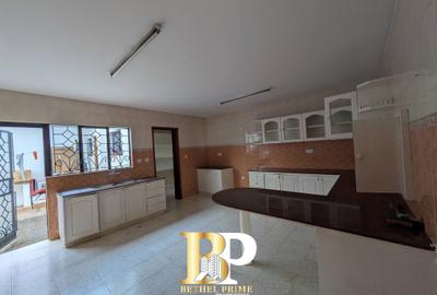 5 Bed Townhouse with En Suite in Spring Valley - 3