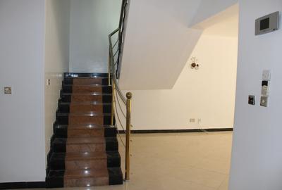 4 Bed Villa with En Suite in Westlands Area