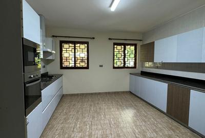 5 Bed Townhouse with En Suite in Lavington - 3