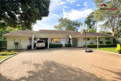 4 Bed House with En Suite at Loresho Crescent - 2