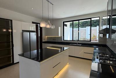 6 Bed Villa with En Suite in Westlands Area - 2