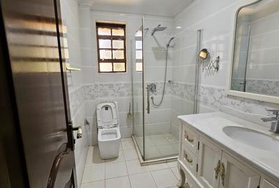 5 Bed House with En Suite in Runda