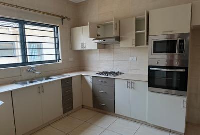 2 Bed Apartment with En Suite in Rhapta Road