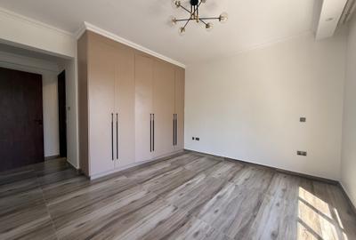 3 Bed Apartment with En Suite in Brookside - 2