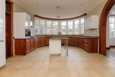 5 Bed Townhouse with En Suite in Rosslyn - 3