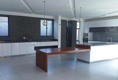 5 Bed Villa with En Suite at Hr82 - 4