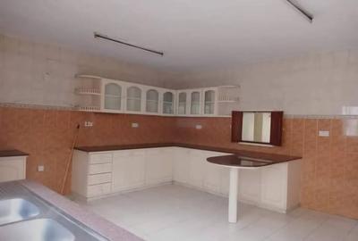 5 Bed Townhouse with En Suite in Spring Valley - 2