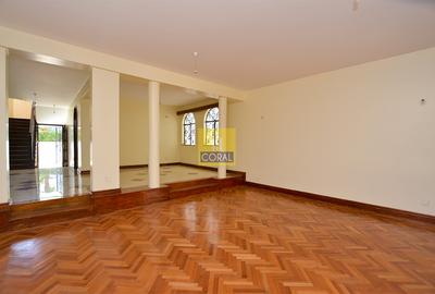 5 Bed Villa with En Suite in Riverside