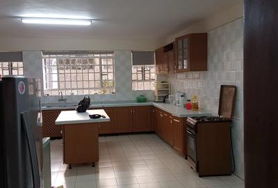 7 Bed House with En Suite in Runda