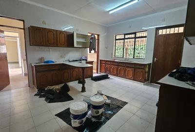 5 Bed House with En Suite in Runda - 3