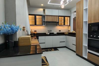 Serviced 2 Bed Apartment with En Suite at Tudor - 3