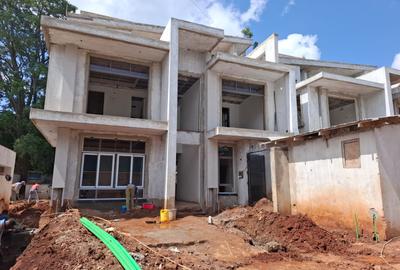 5 Bed Townhouse with En Suite in Lavington - 2