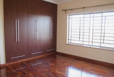 3 Bed Apartment with En Suite at Rhapta Rd