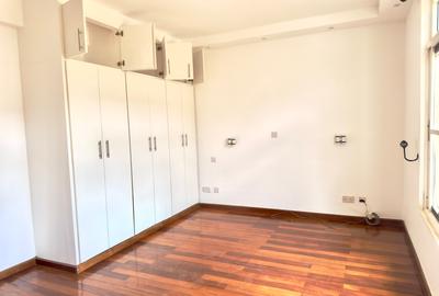 3 Bed Apartment with En Suite in Rhapta Road