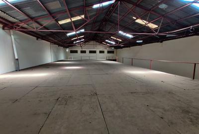28,000 ft² Warehouse in Industrial Area - 3