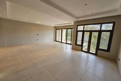 3 Bed Apartment with En Suite in Riverside - 3