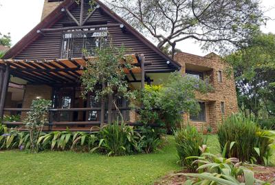 5 Bed House with En Suite at Lake View - 2