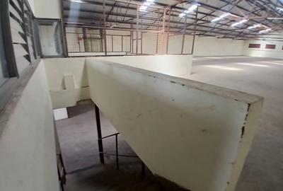 45,000 ft² Warehouse with Lift in Industrial Area - 2