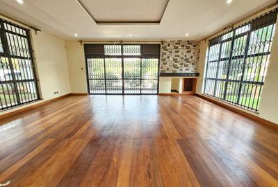 7 Bed House with En Suite in Nyari