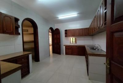 5 Bed Townhouse with En Suite in Westlands Area