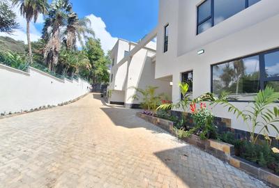 5 Bed Townhouse with En Suite at Lavington - 2