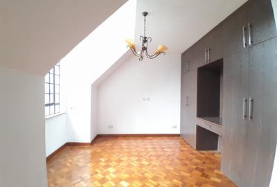 4 Bed Townhouse with En Suite at Lavington - 3