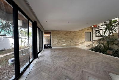 5 Bed Townhouse with En Suite in Westlands Area