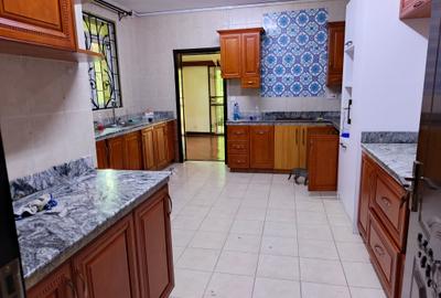 5 Bed Townhouse with En Suite at Lavington - 4