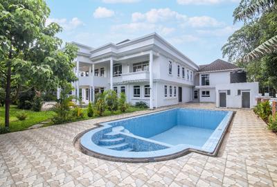 5 Bed Villa with En Suite in Runda
