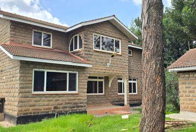 5 Bed Townhouse with En Suite at Lavington - 2