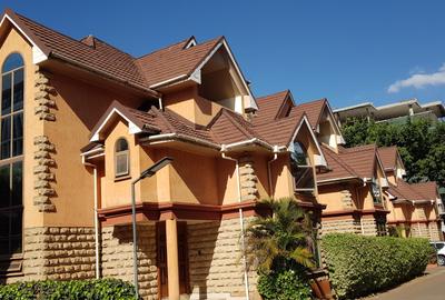 5 Bed Townhouse with En Suite at Elmolo Drive