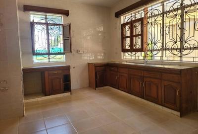 5 Bed Townhouse with En Suite in Nyari - 3