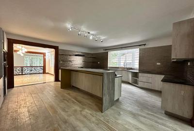 5 Bed Townhouse with En Suite in Rosslyn - 2