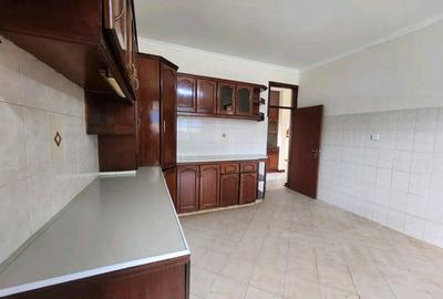 5 Bed House with En Suite at Lavington Green - 3