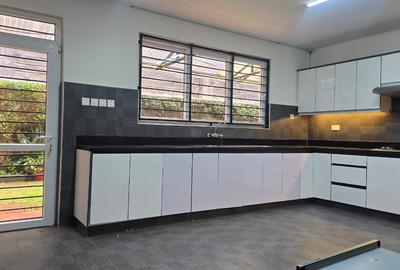 5 Bed House with En Suite in Lavington