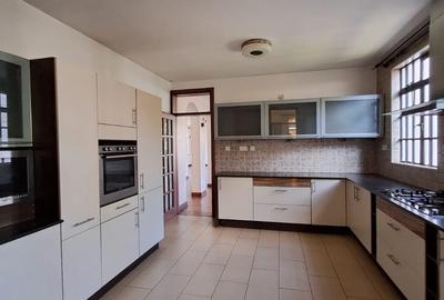 4 Bed House with En Suite in Lavington - 2