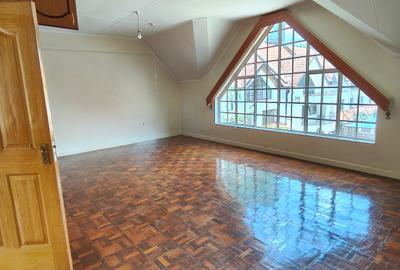 5 Bed Townhouse with En Suite at Brookside - 3