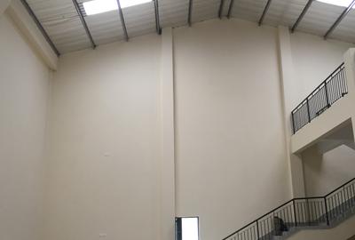 6,200 ft² Warehouse with Parking in Industrial Area