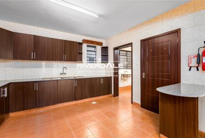 3 Bed Apartment with En Suite in Westlands Area - 2