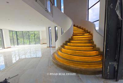 5 Bed House with Garden in Nyari - 2