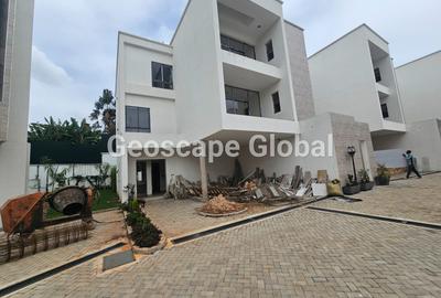 5 Bed House with En Suite in Lavington