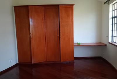 4 Bed House with En Suite in Runda - 2