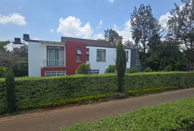 4 Bed House with En Suite in Garden Estate - 2