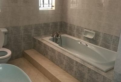 5 Bed Townhouse with En Suite in Riverside