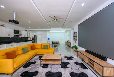 Serviced 2 Bed Apartment with En Suite at 1St Avenue - 3