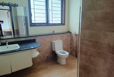 5 Bed House with En Suite in Runda