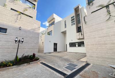 5 Bed Villa with En Suite in Lavington