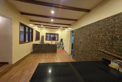 7 Bed House with En Suite in Ridgeways - 2